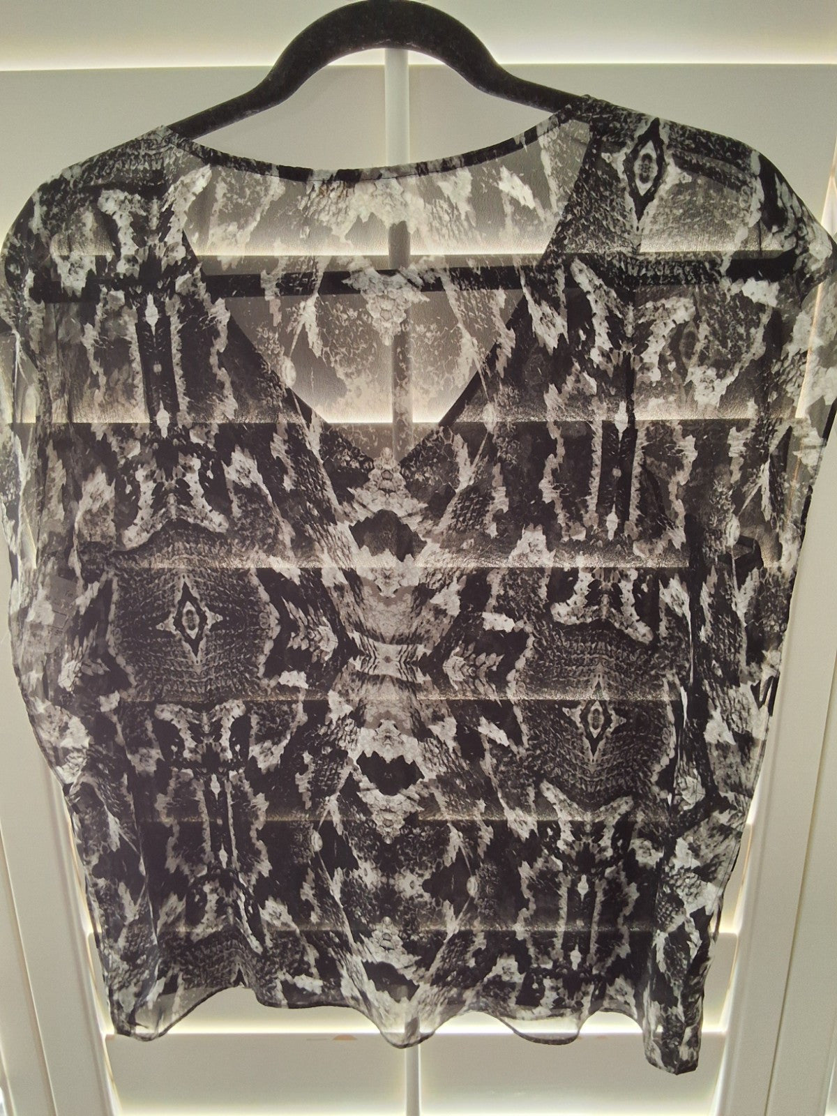 Guess Size S Womens Black White Front Lined With Logo Blouse