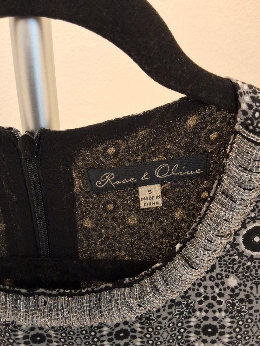 Rose & Olive Small Black/White Paisley Sleeveless Beaded Neckline Blouse Women's