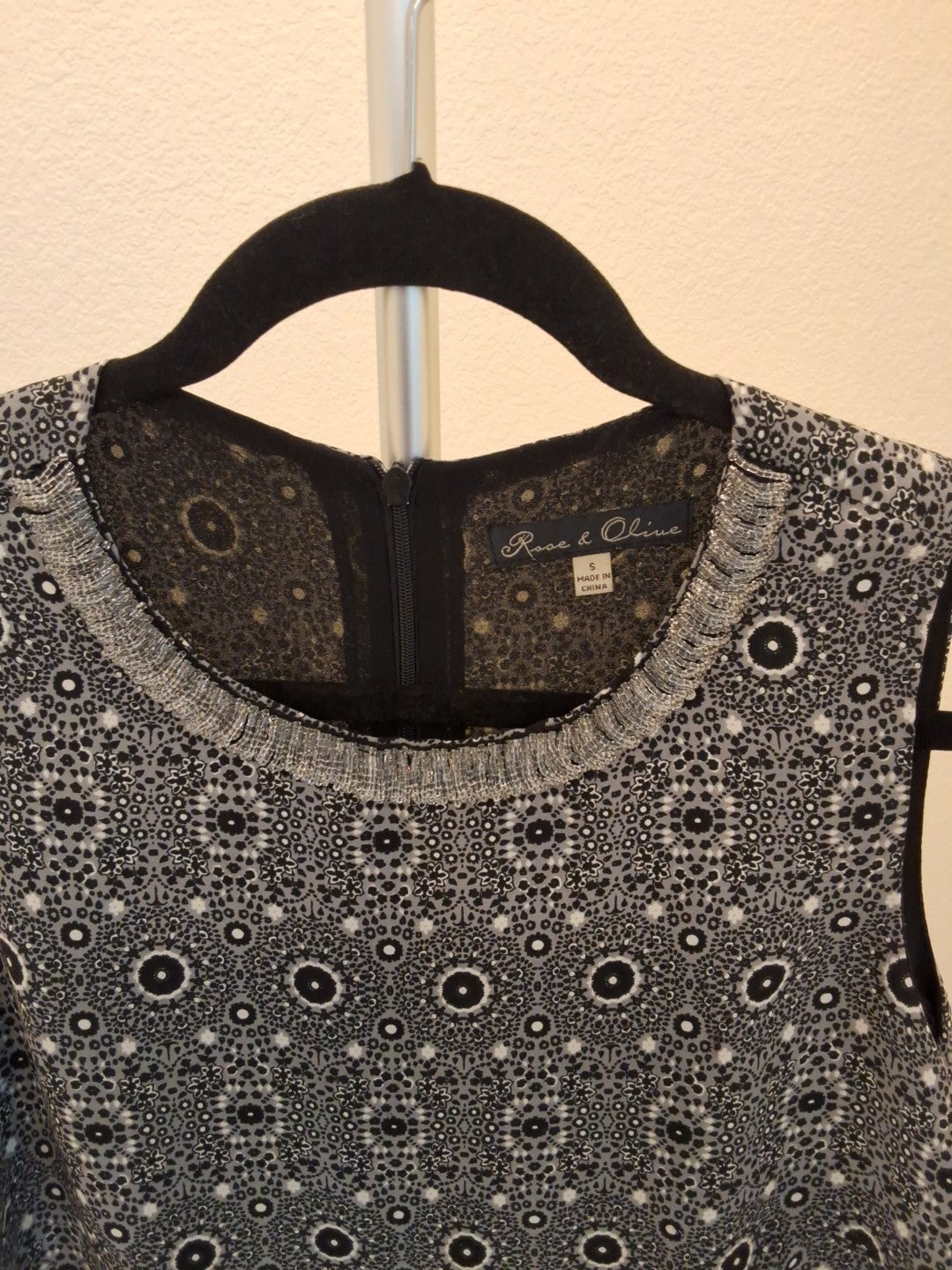 Rose & Olive Small Black/White Paisley Sleeveless Beaded Neckline Blouse Women's