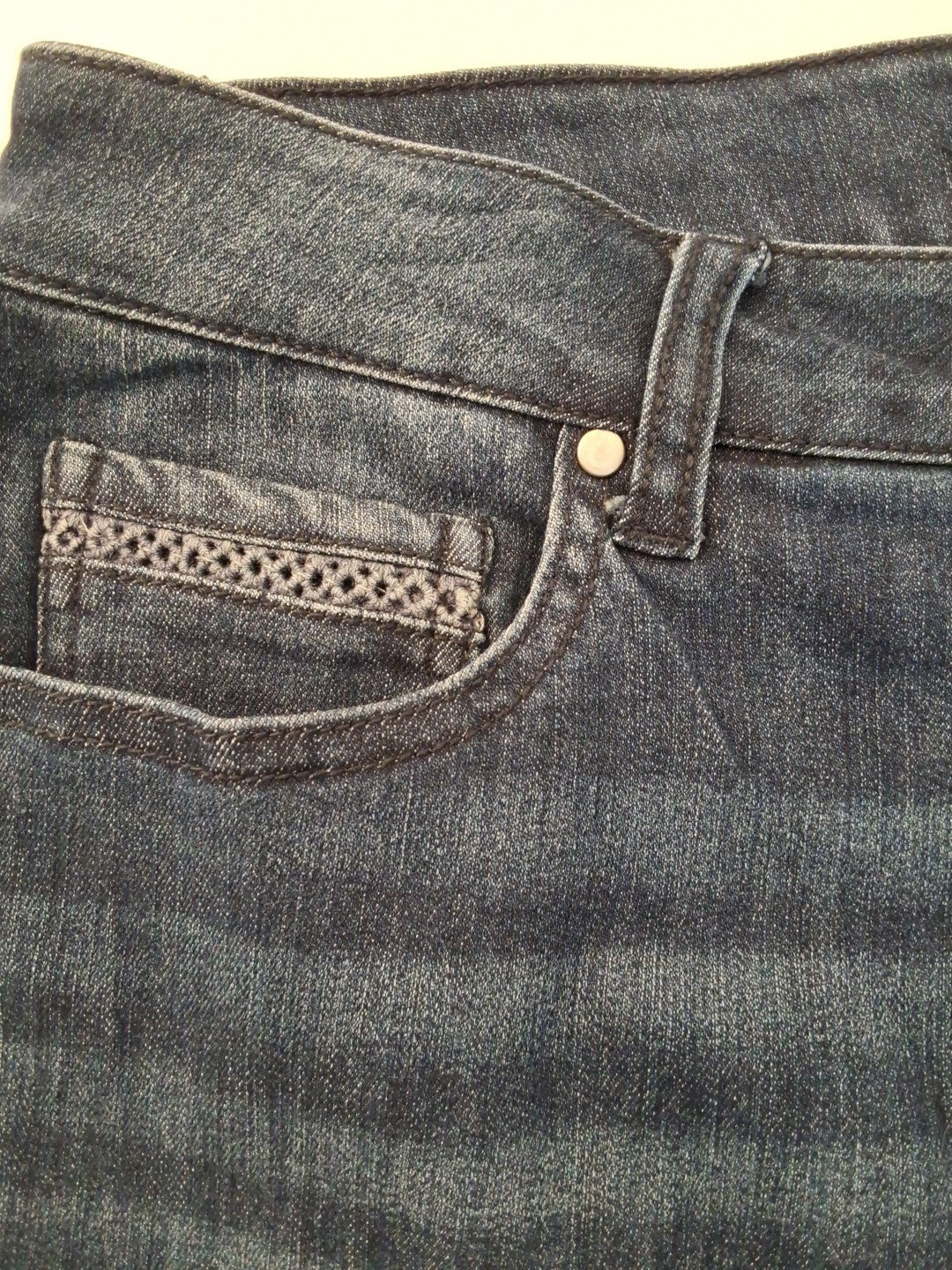 Baccini Capri Embroidered Cuff Cropped Jeans Womens 10 Medium Dark Wash