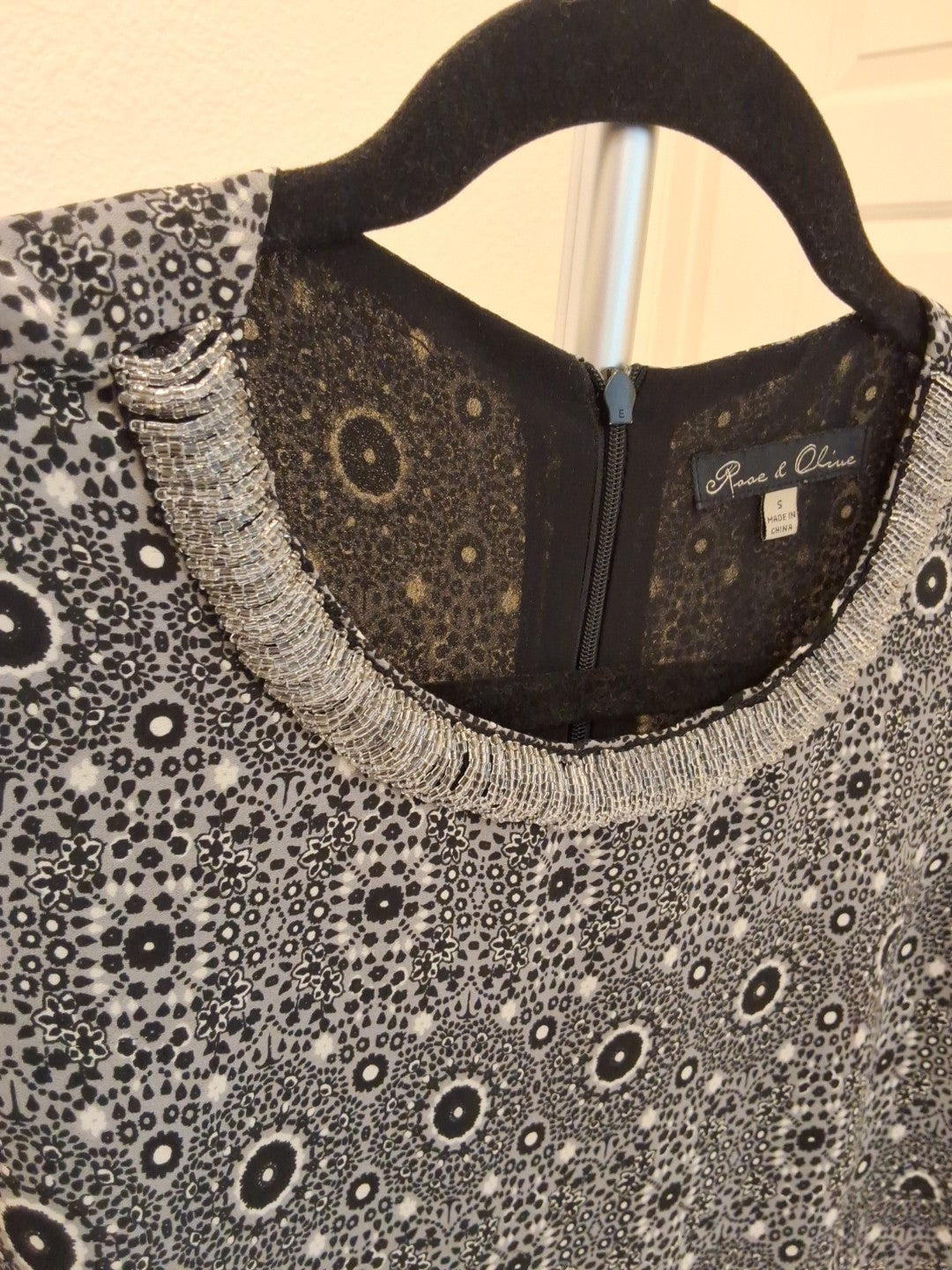 Rose & Olive Small Black/White Paisley Sleeveless Beaded Neckline Blouse Women's