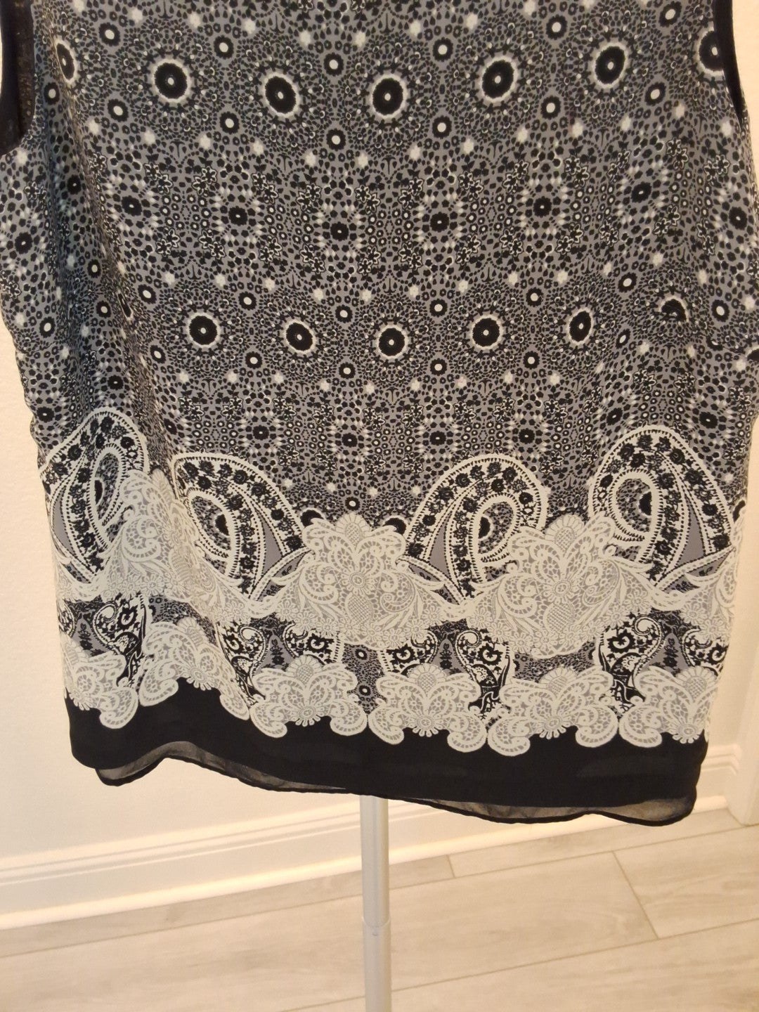 Rose & Olive Small Black/White Paisley Sleeveless Beaded Neckline Blouse Women's
