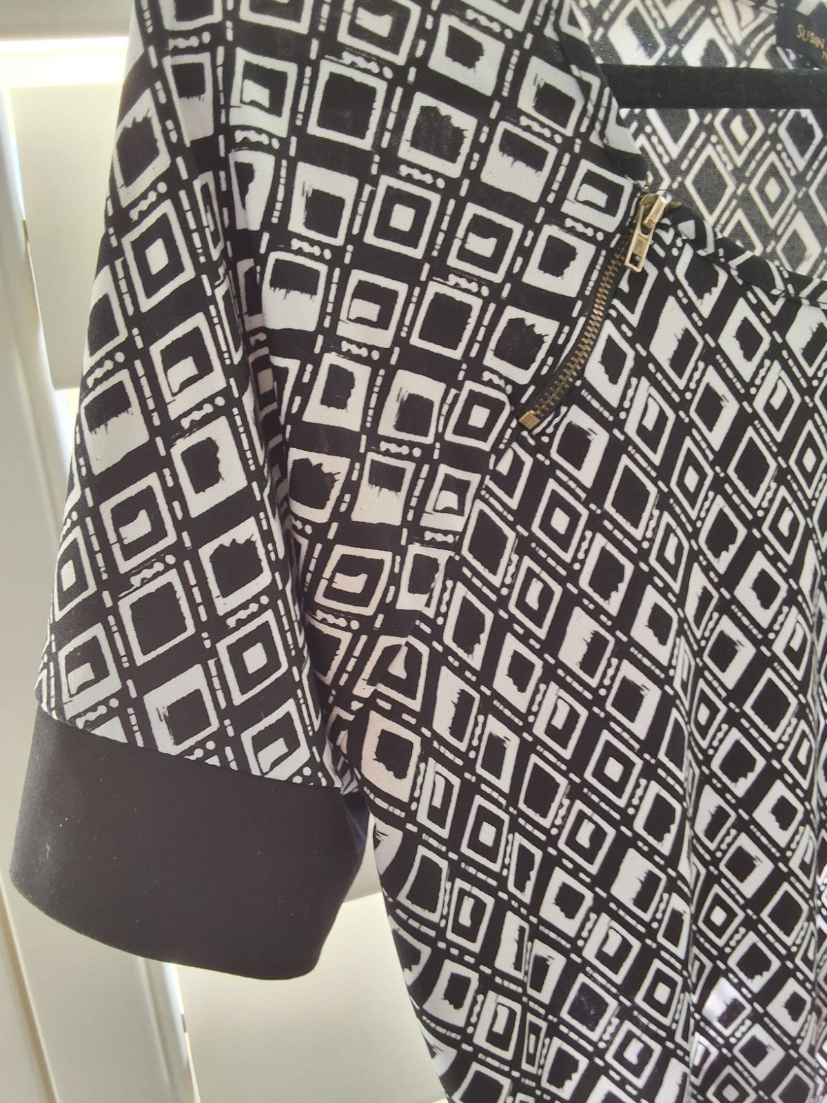 Susan Lawrence Size LP Black And White with Zipper on Shoulder Accents Blouse