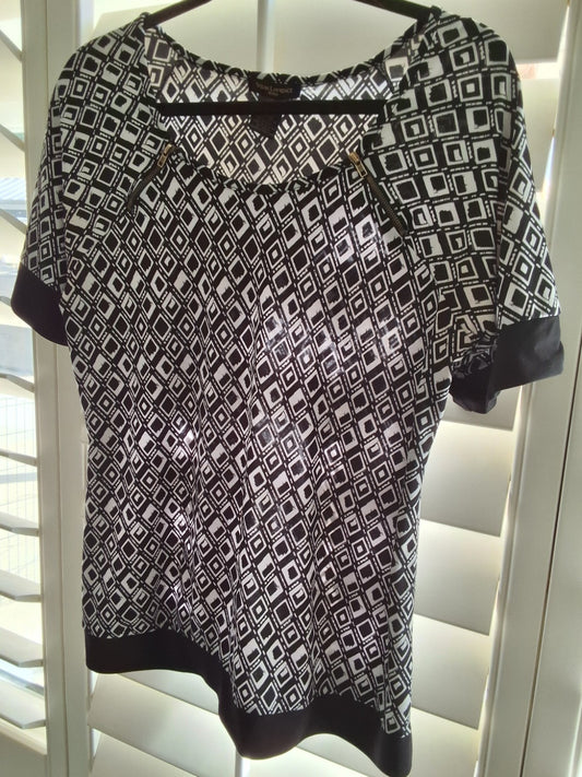 Susan Lawrence Size LP Black And White with Zipper on Shoulder Accents Blouse