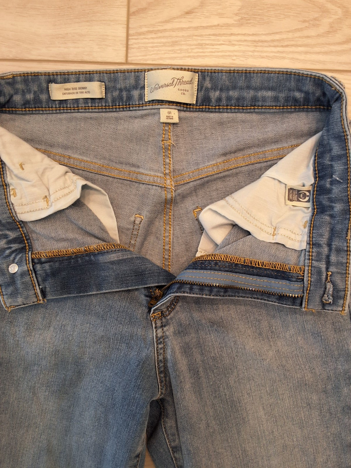 Universal Thread Size 6 / 28R Women's High Rise Skinny Medium Wash Blue Jeans