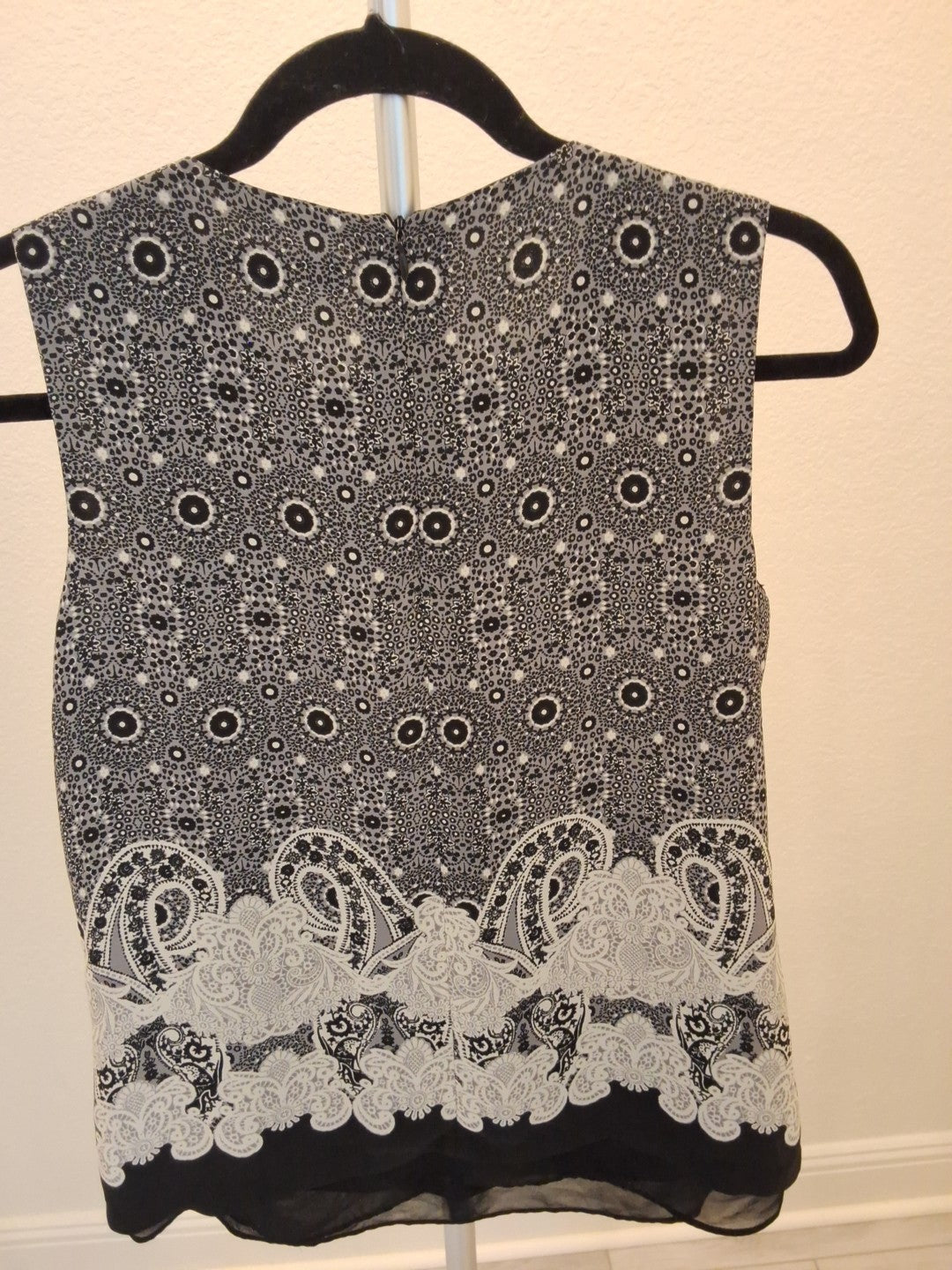 Rose & Olive Small Black/White Paisley Sleeveless Beaded Neckline Blouse Women's
