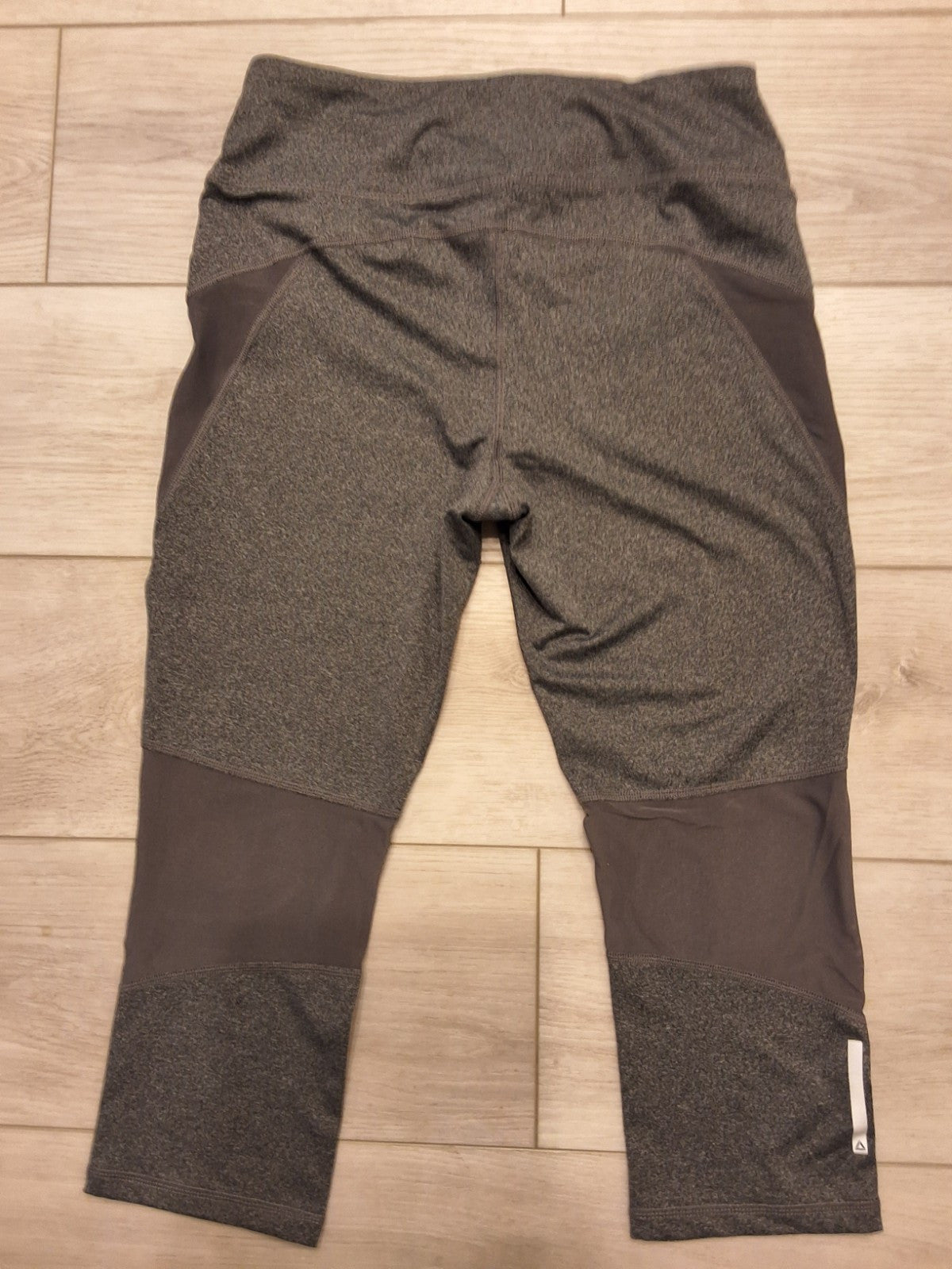Reebok Athletic Mid Rise Capri Size M Gray w/Dark Gray Mesh Panels Leggins