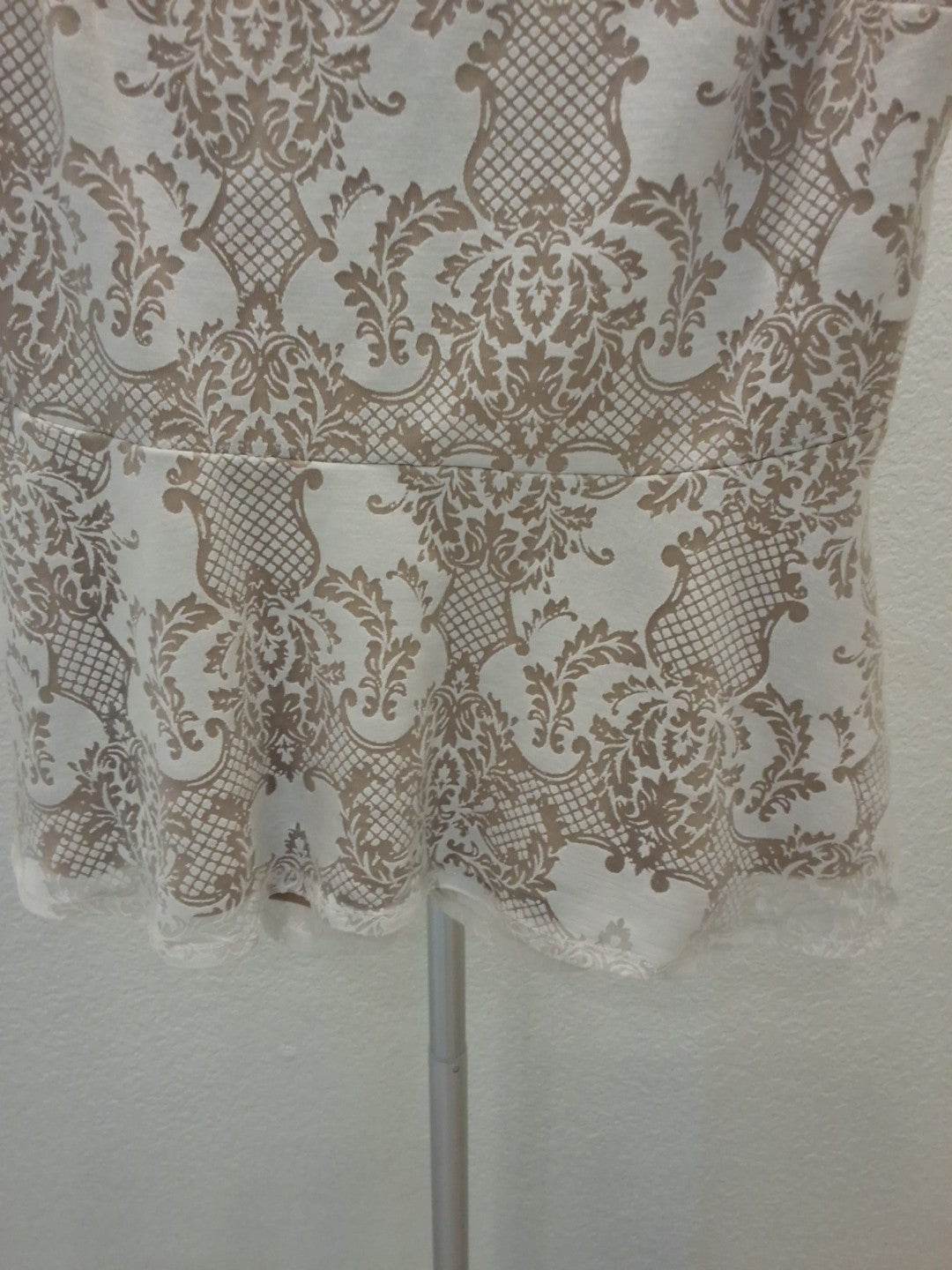 APT 9 Size L Nude Lace Tan and White Sleeveless Peplum Womens Top
