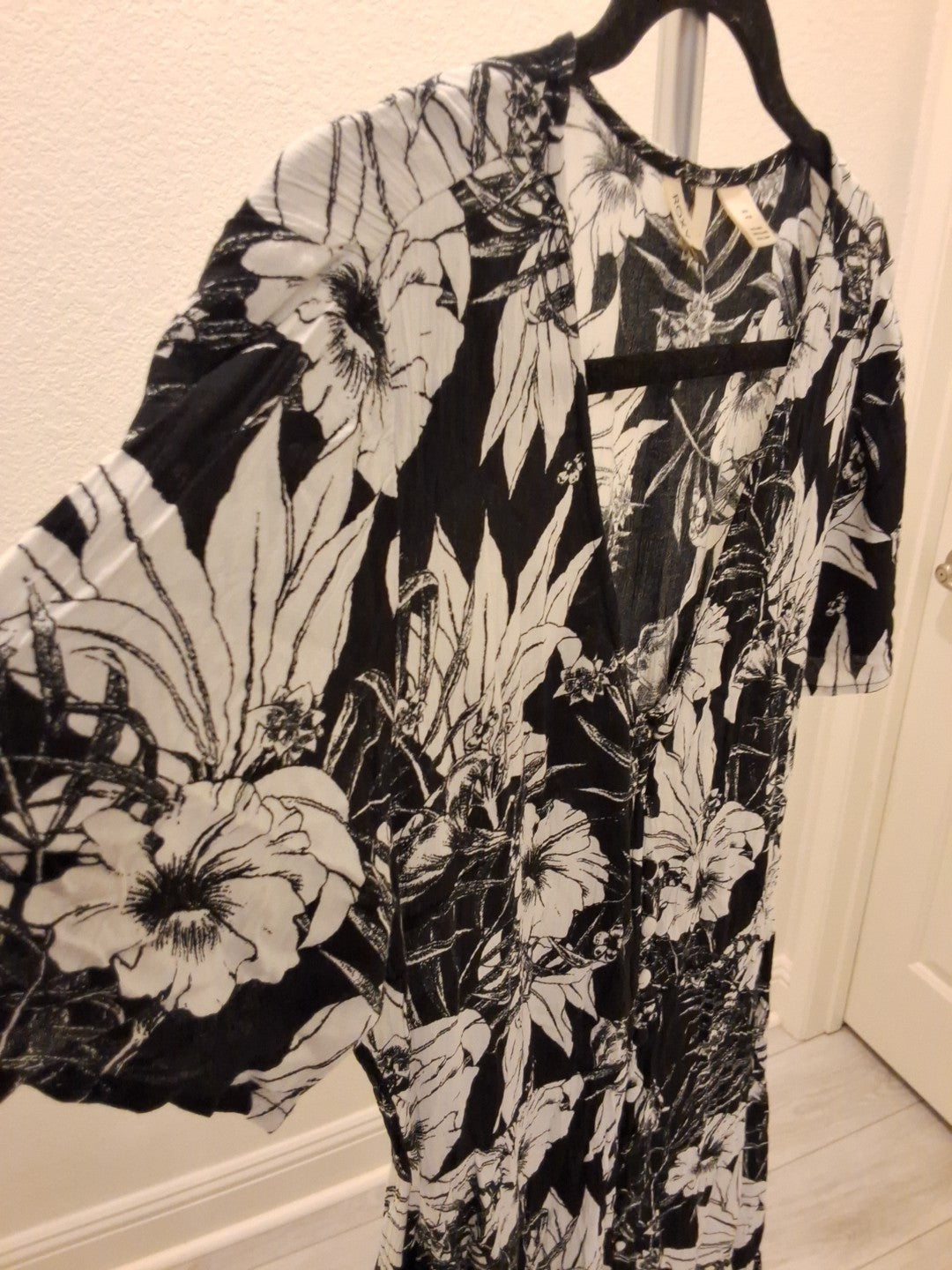 Roxy Size S Womens Mini Dress Black And White Hawaiian Flowers Button Up Dress
