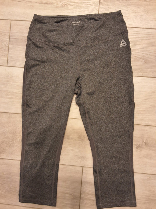 Reebok Athletic Mid Rise Capri Size M Gray w/Dark Gray Mesh Panels Leggins