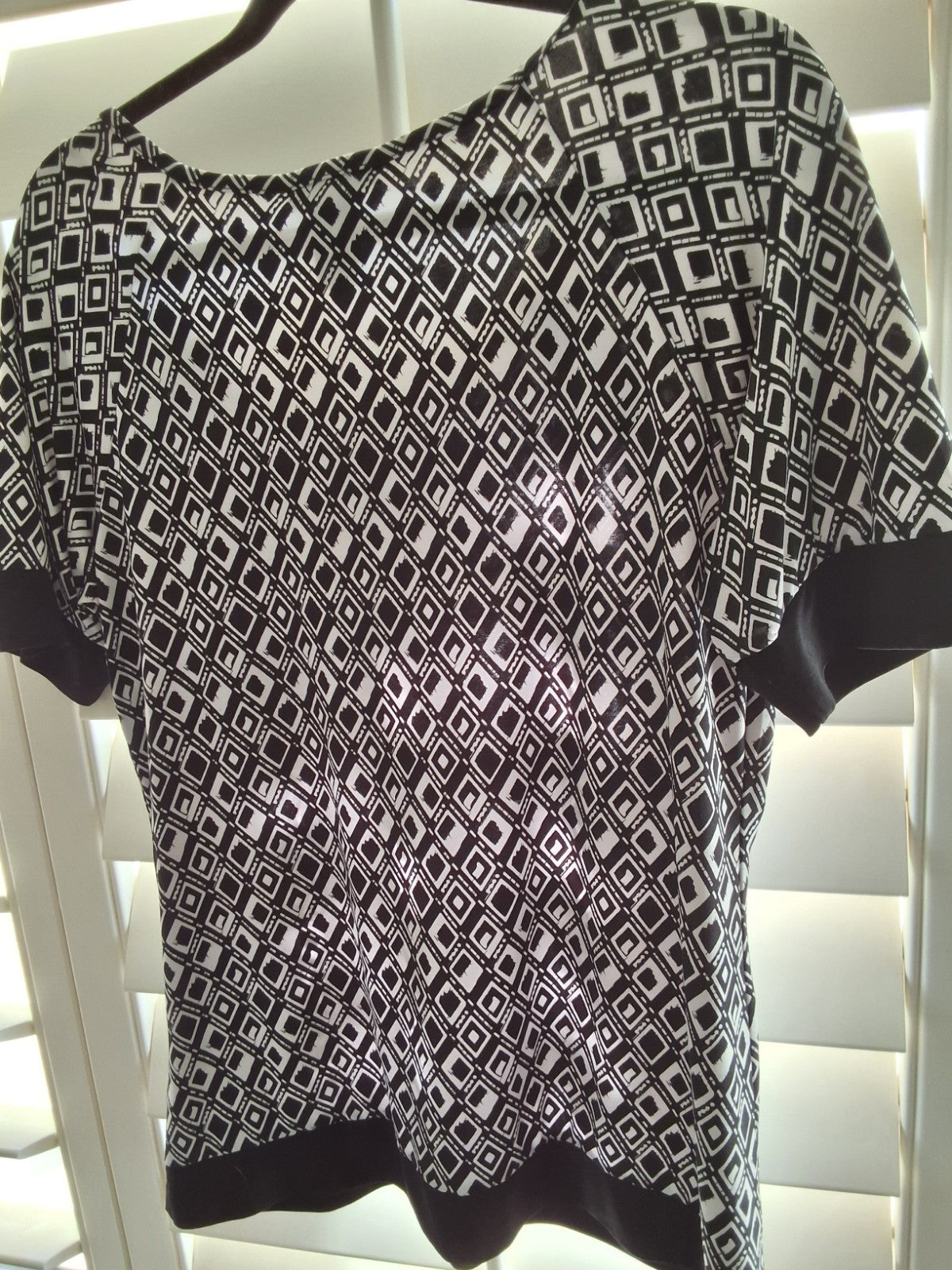 Susan Lawrence Size LP Black And White with Zipper on Shoulder Accents Blouse