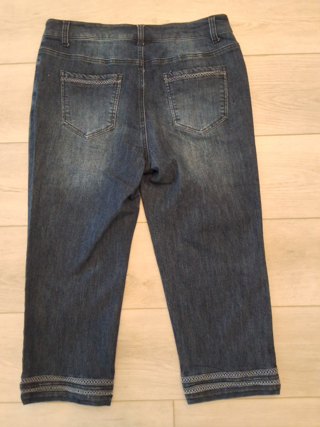 Baccini Capri Embroidered Cuff Cropped Jeans Womens 10 Medium Dark Wash