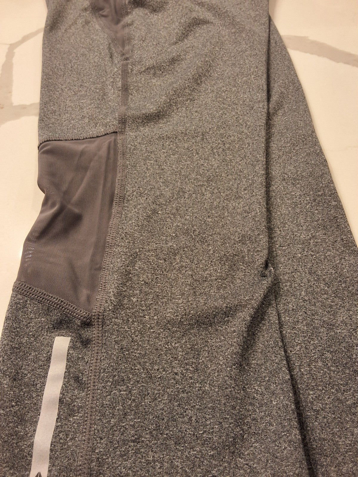 Reebok Athletic Mid Rise Capri Size M Gray w/Dark Gray Mesh Panels Leggings