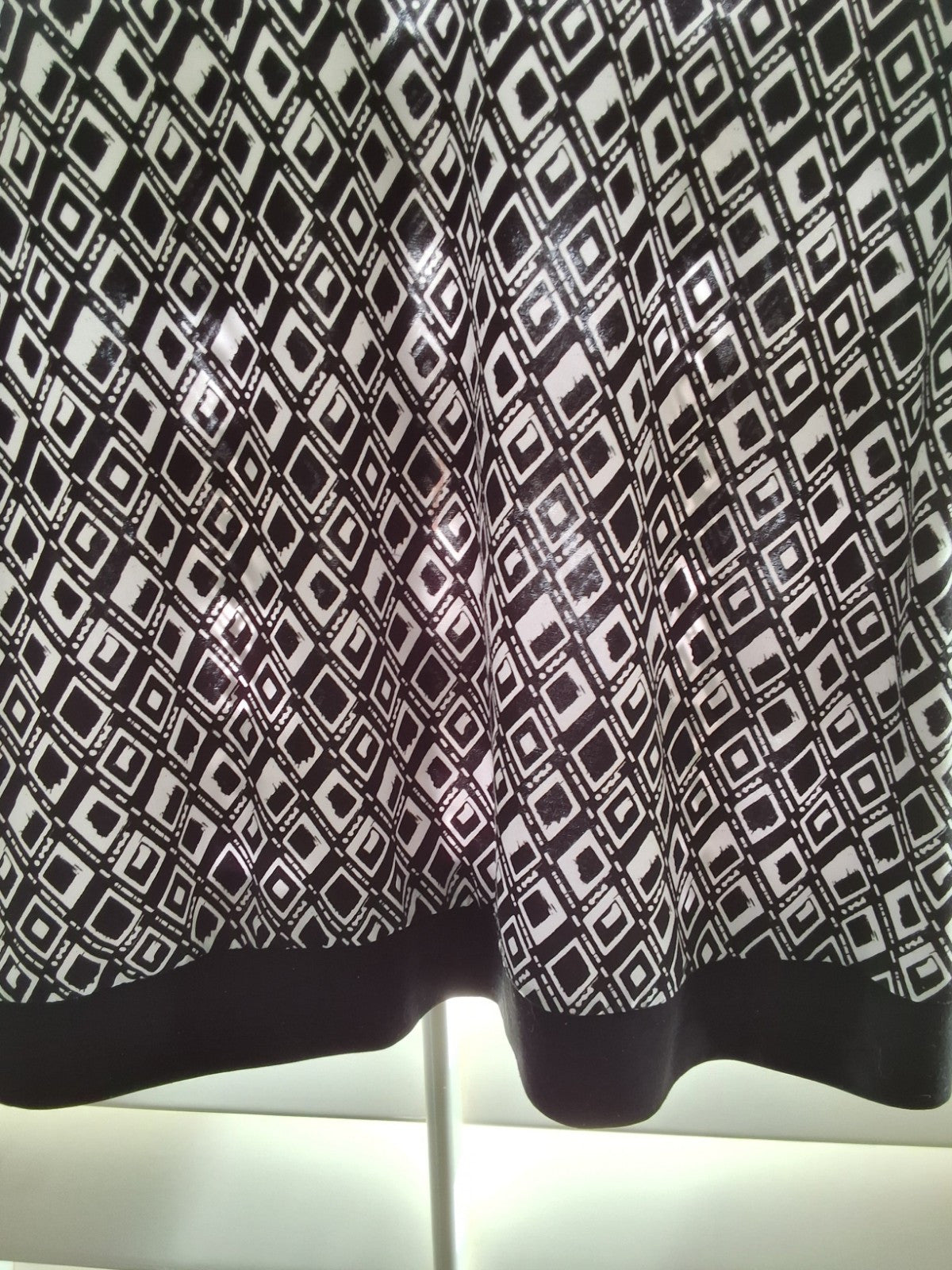 Susan Lawrence Size LP Black And White with Zipper on Shoulder Accents Blouse