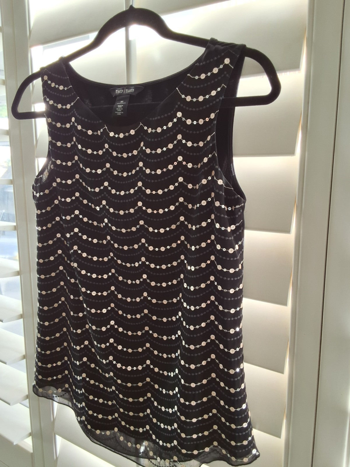 White House Black Market WHBM Embroidered Sequin Scalloped Tank Blouse Size XS