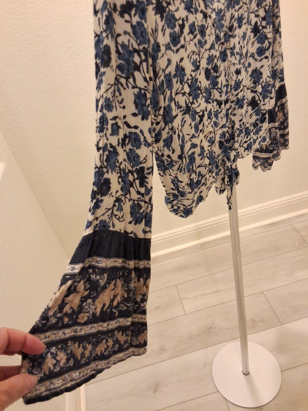 American Eagle Outfitters Large Crop Top Blue & White Ditsy Floral Tie Front Top