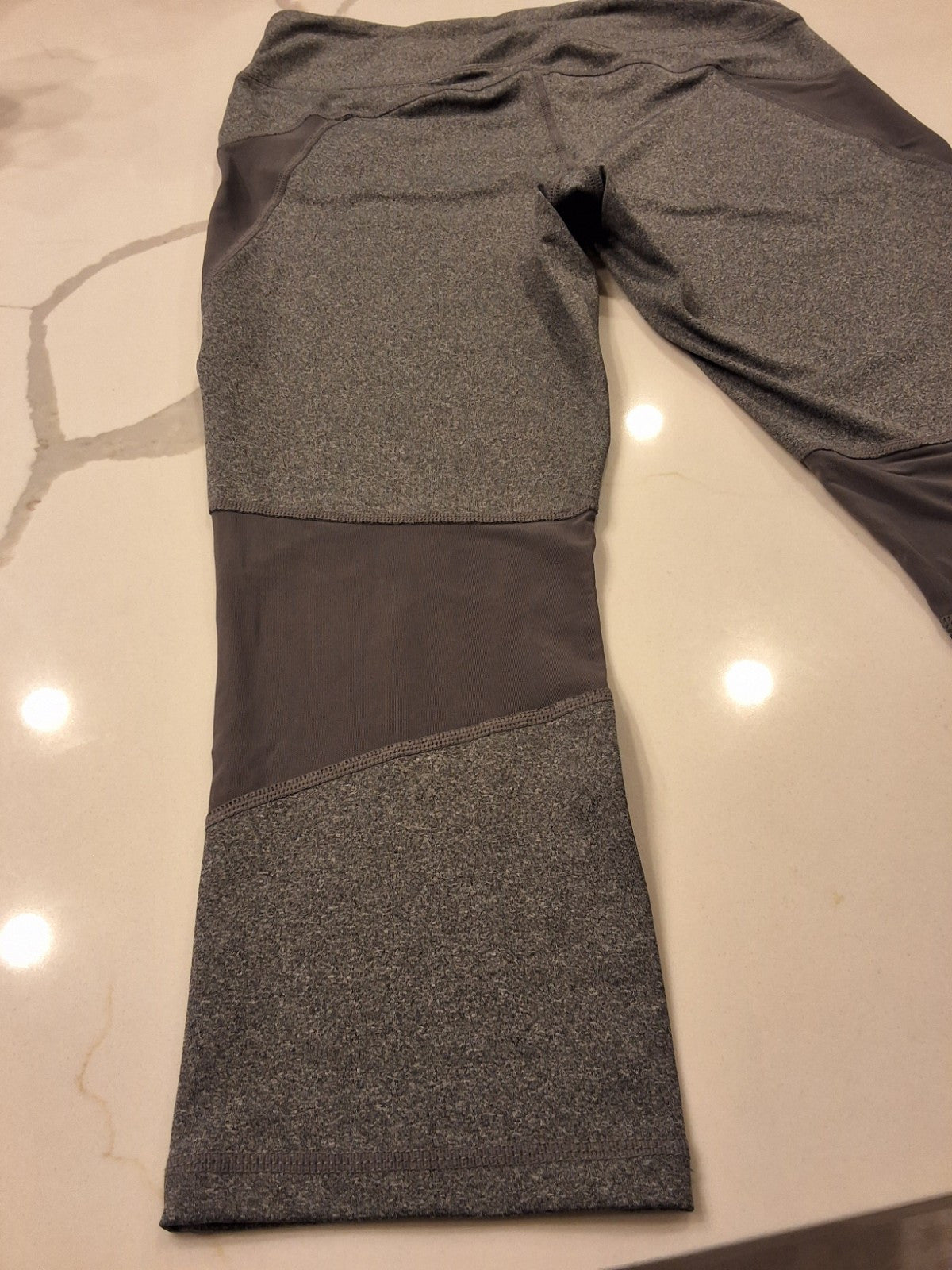 Reebok Athletic Mid Rise Capri Size M Gray w/Dark Gray Mesh Panels Leggins